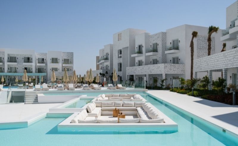 The Colour of Water Pops Out in This All-White Pool in Ain Sokhna